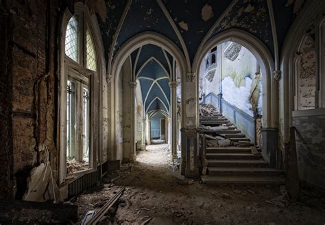 Interior of the abandoned Miranda Castle. [2048x1421] : r/AbandonedPorn