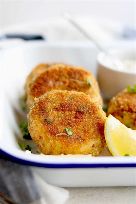 Fish Cakes with Quick Lemon Tartare Sauce - The Last Food Blog