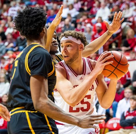 PHOTO GALLERY: Indiana Basketball Holds On to Beat Kennesaw State ...