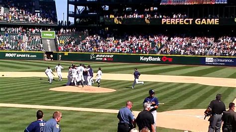 Felix Hernandez perfect game from the front row - YouTube