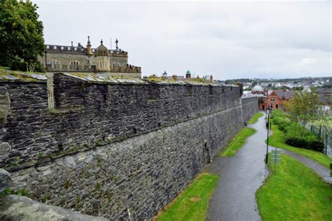 Exploring Derry – A Walk on her Remarkable City Walls – HopsSkipsandJumps