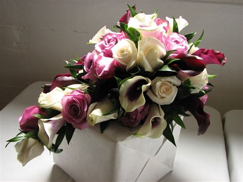 File:Cascading bridal bouquet.JPG - Wikimedia Commons