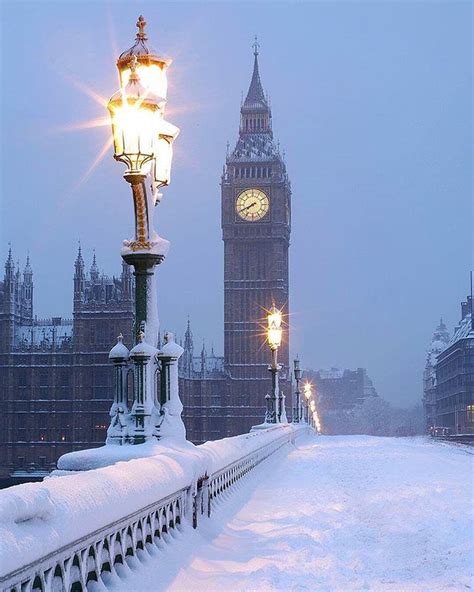 London: snowy night around the Palace of Westminster : r ...