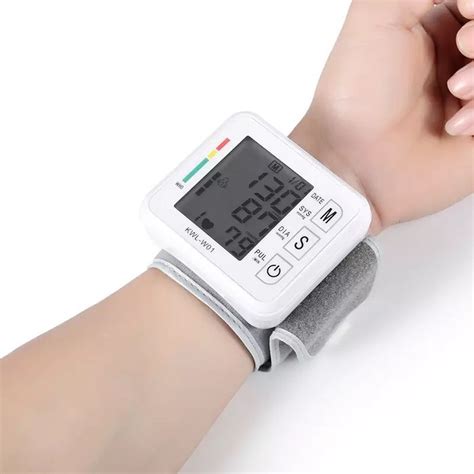 Alat Pengukur Tekanan Darah Tensi darah digital / Tensimeter / Blood Pressure Monitor | Shopee ...