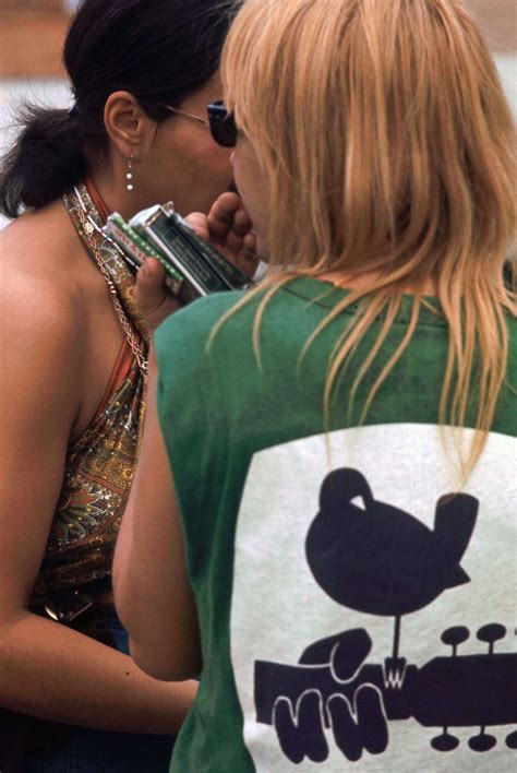 Stunning photos depicting the rebellious fashion at Woodstock, 1969 ...