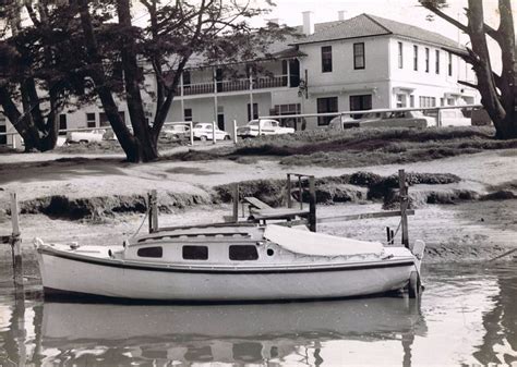 Mordialloc Creek outside Bridge Hotel 1960-70 | Melbourne beach, Melbourne victoria, Old photos