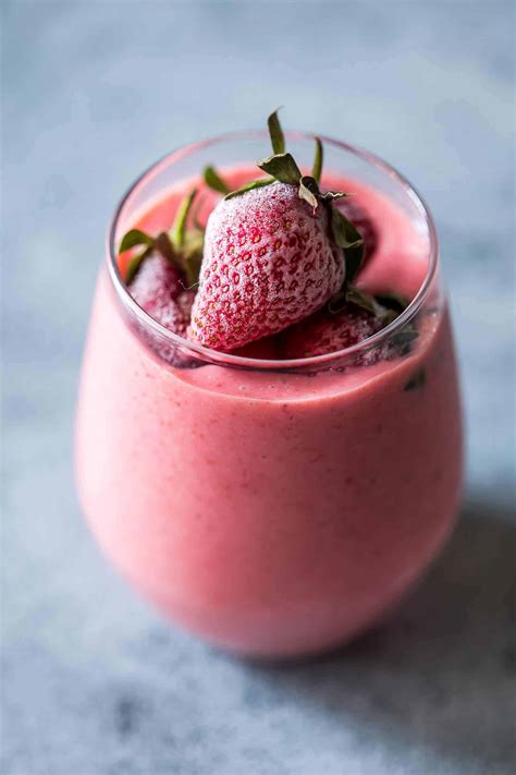 Frozen Strawberry Greek Yogurt Smoothie (10 minute Breakfast)