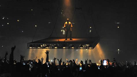 Kanye West resumes touring, appears in Chicago | CTV News