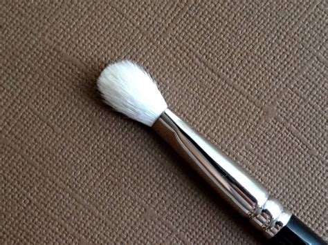 Makeup, Beauty and More: Hakuhodo J5523 Round & Flat Eye Shadow Blending Brush