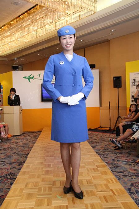 Cabin Crew Photos: Japan Airlines Stewardess Uniforms