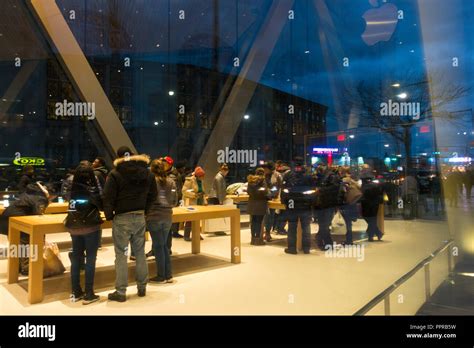 Apple store downtown Brooklyn NYC Stock Photo - Alamy