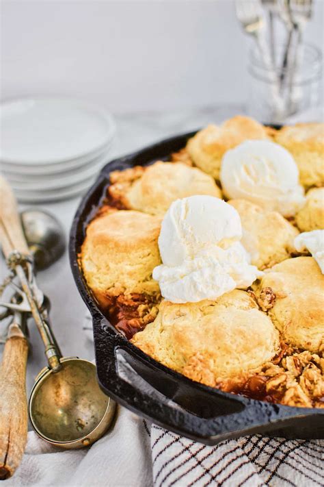 Skillet Peach Cobbler with Brown Sugar Crumble - KendellKreations