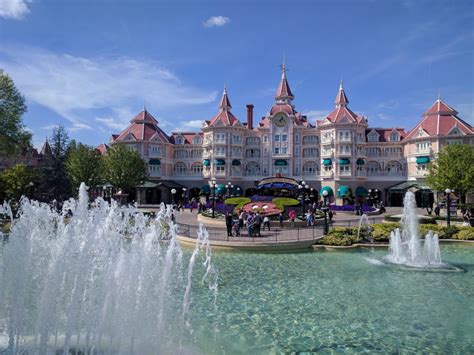 Disneyland Paris adjusts hotel availability, some hotels to close again ...