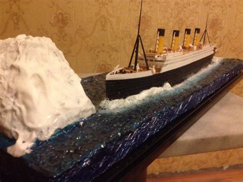 RMS Titanic White Star Line Cruise Ship with iceberg diorama comlete model