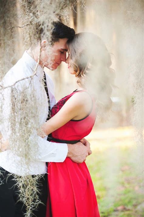 21 Valentine’s Day-Inspired Engagement Shoots | Valentines photography couples, Valentine ...