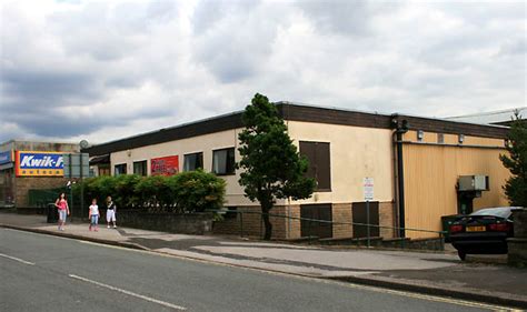 Glossop Leisure Centre © David Lally cc-by-sa/2.0 :: Geograph Britain and Ireland