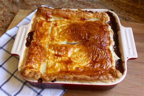 Steak Pie with Peas, Mashed Potatoes and Gravy | Scottish recipes ...