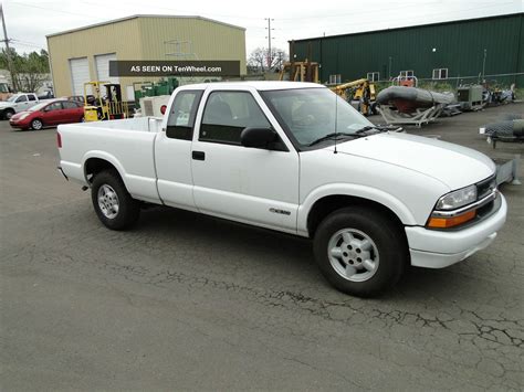 2001 Chevrolet S10 Extended Cab 4x4 Pick Up Truck