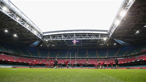 Open Principality Stadium roof provokes furious debate