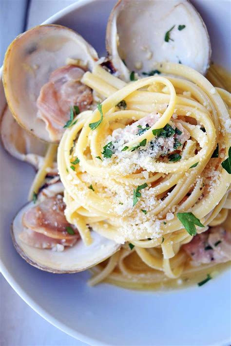 Linguine Pasta with Fresh Clam Sauce Recipe | Foodal