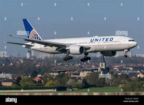 United Airlines Boeing 772 Landung auf der Piste 01 am Flughafen ...