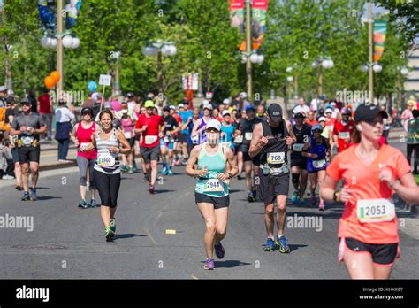 Runners at the Ottawa Marathon Stock Photo - Alamy