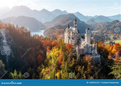 Alemanha De Verão Manhã Nas Montanhas Da Baviera Castle Neuschwanstein à Luz Do Sol Nascente ...