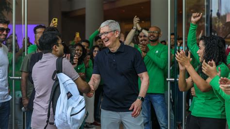 Apple Opens First Store in India, a Promising Frontier for the Tech Giant - The New York Times