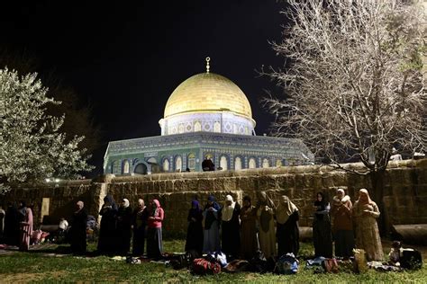 140,000 Palestine worshippers attend night prayers at Al-Aqsa Mosque ...