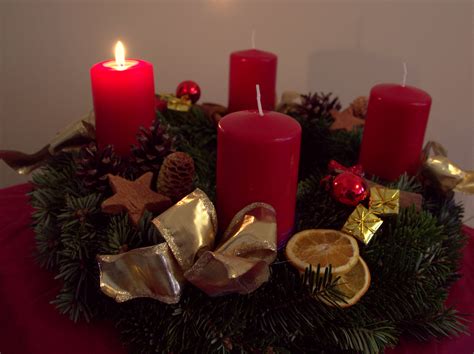 Tradition: Ein Adventskranz zum 1. Advent und die Kerze brennt » 2beCrazy » Adventsbloggalender ...