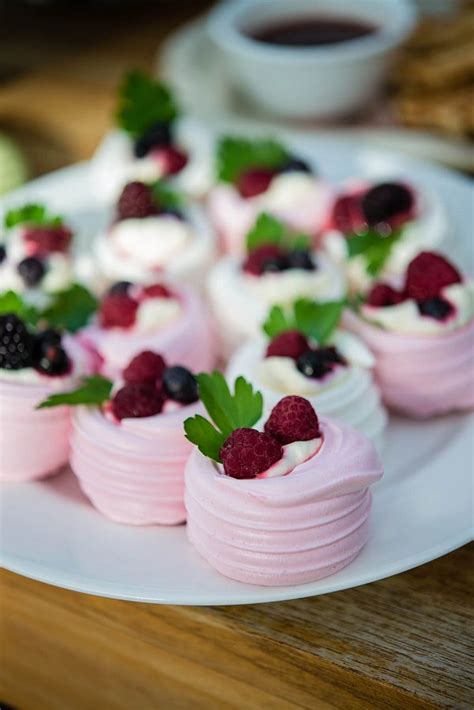 Pavlova Dessert | Pavlova and Berry