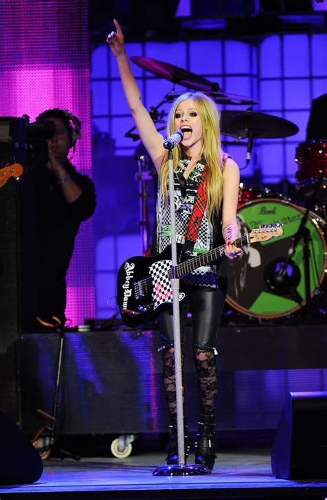 June 19 - MMVAs Live Performance - Avril Lavigne Photo (23075574) - Fanpop