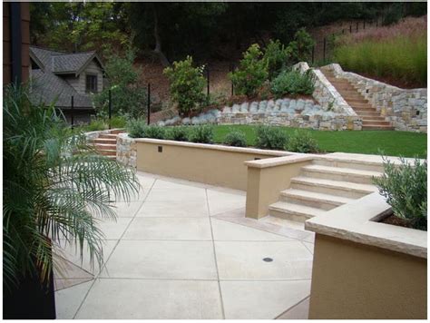 Stucco Retaining Wall with Stairs | Backyard Landscaping Ideas
