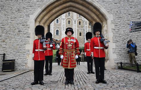 Tower of London Beefeaters face job cuts due to coronavirus pandemic - The Washington Post