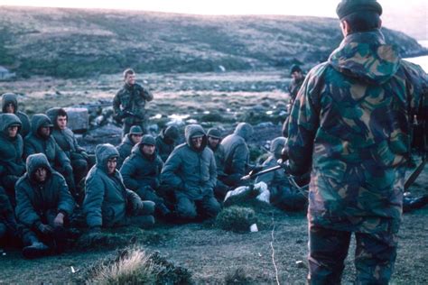 The Falklands War.... Royal Marines guarding Argentine prisoners.... (1982) : r/OldSchoolImpactful