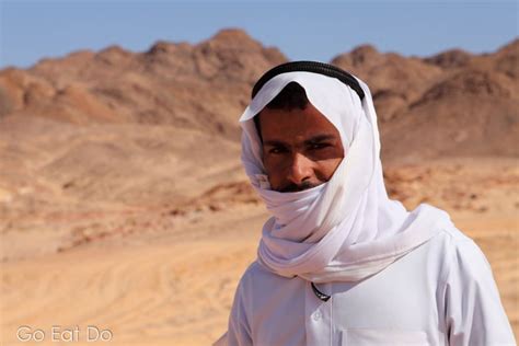 Bedouin guide in a keffiyeh and jalabiya, traditional Arabic clothing ...