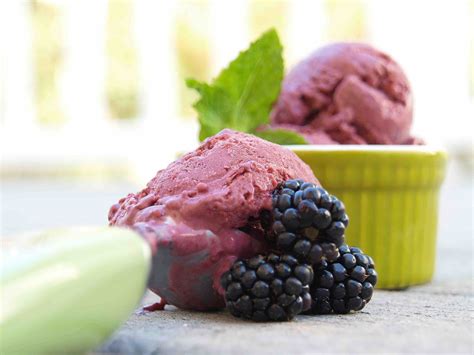 Blackberry Ice Cream | Romancing The Onion