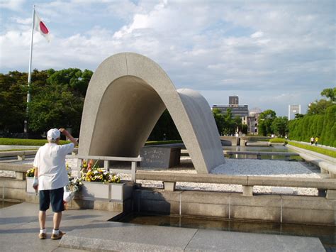 File:Hiroshima Peace Memorial Museum 2.jpg - Wikimedia Commons