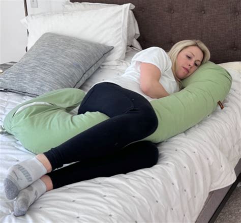 How to sleep with a pregnancy pillow? 4 best sleeping positions | Huckleberry