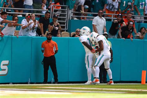 Tyreek Hill Does Handcuff Celebration After Scoring Touchdown