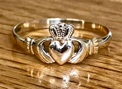 Stunning vintage 9ct gold Claddagh ring - Made in Ireland