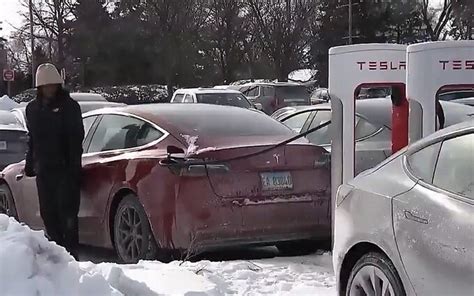 Teslas left abandoned by US drivers as extreme cold drains batteries