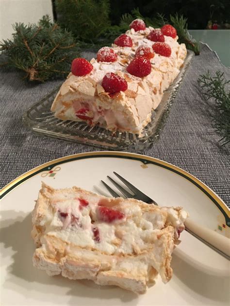 Mary Berry´s Meringue Roulade with Strawberries - TheUniCook | Roulade recipe, Berries recipes ...