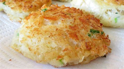 Red Lobster Crab Cakes - Cheddar Bay Biscuits with Crab and Pepper Jack ...