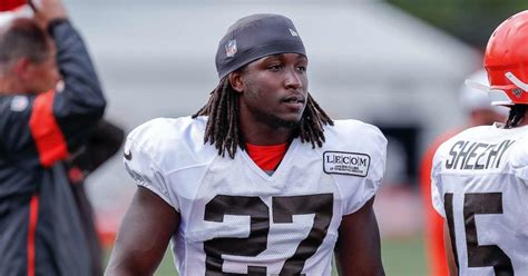 Browns RB Kareem Hunt Returns to Practice Amid Suspension