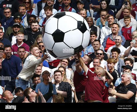 West ham united fans hi-res stock photography and images - Alamy