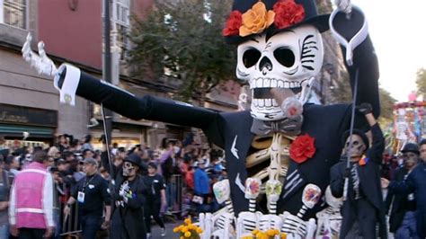 Mexico City stages first Day of the Dead parade - BBC News