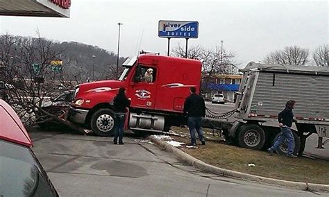 Dog-driven semi crosses curb near Mankato Kwik Trip | Local News | mankatofreepress.com