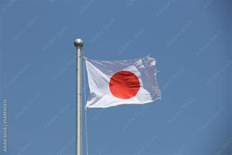 風にはためく日本の国旗 Stock Photo | Adobe Stock