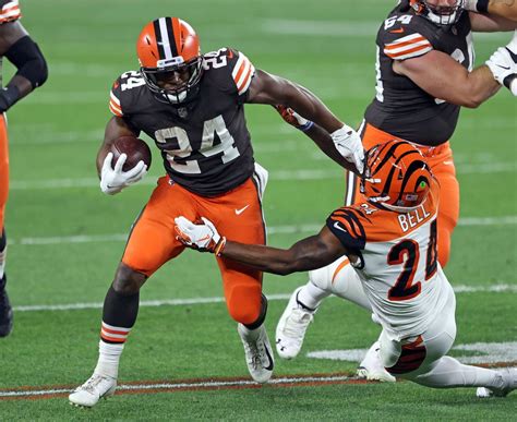 Watch Nick Chubb give the Browns a 10-7 lead vs. Washington with a 16 ...